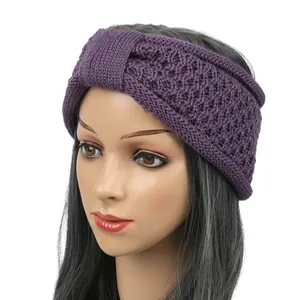 Gros plan détaillé sur le bandeau en tricot violet avec motif texturé et détail de nœud