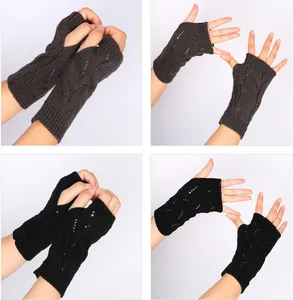 Vue détaillée de mitaines en maille torsadée avec motifs ajourés en noir et marron foncé