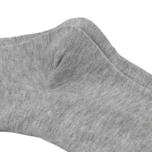 Detailaufnahme des weichen Strickmaterials und der Fersennaht am grauen Kniestrumpf