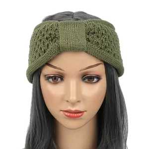 Vue frontale d'un bandeau en tricot vert olive avec nœud élégant sur une tête de mannequin