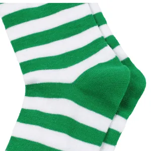 Primer plano detallado que muestra la suave textura de punto de los calcetines verdes y blancos