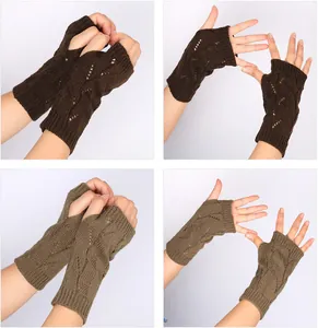 Vue détaillée des gants tricotés sans doigts en acrylique de couleur marron et kaki