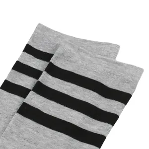 Nahaufnahme der grau-schwarz gestreiften Überkniestrümpfe in Übergröße mit Stricktextur