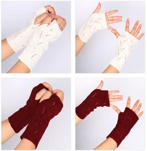 Vue détaillée de gants tricotés sans doigts avec motif ajouré en blanc et rouge.