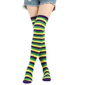 Chaussettes montantes rayées Mardi Gras en violet, vert et jaune pour les fêtes