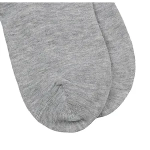 Detailansicht der Zehennaht und Strickstruktur von grauen Overknee-Socken in Übergröße