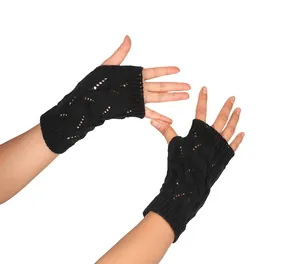 Vue détaillée de gants tricotés noirs sans doigts avec un motif ajouré très élégant