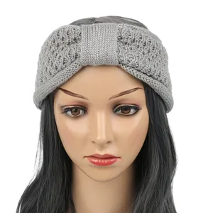 Vue détaillée d'un bandeau en tricot gris avec nœud porté par une tête de mannequin féminin
