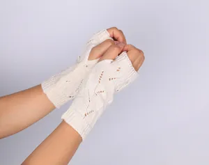 Vue détaillée de mitaines tricotées crème avec un motif ajouré élégant