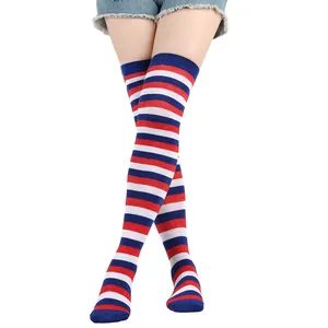 Gros plan détaillé des chaussettes montantes à rayures rouges, blanches et bleues