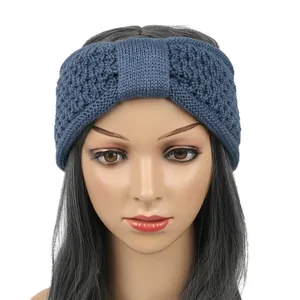 Vue détaillée d'un bandeau en maille bleue doublé de polaire avec un nœud pour l'hiver