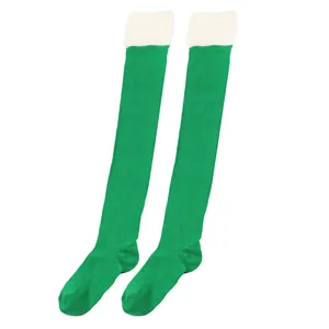 Calcetines verdes de Navidad por encima de la rodilla con puños de piel de visón blanco