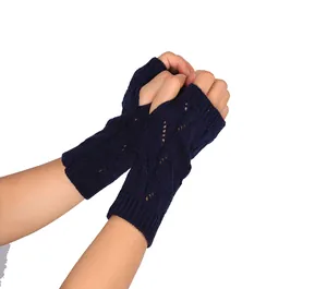 Vue détaillée des mitaines en tricot bleu marine avec motif ajouré en chevron