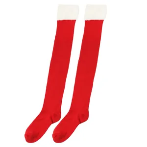 Vista detallada de calcetines rojos de Navidad sobre la rodilla con ribete blanco suave