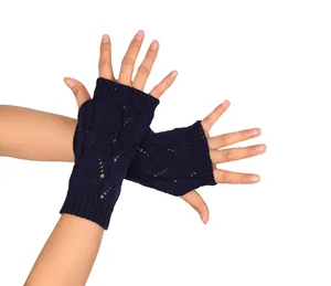 Gros plan de mitaines en tricot bleu marine avec un motif élégant en maille ajourée