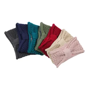 Vue détaillée de bandeaux tricotés multicolores avec nœud et doublure polaire chaude