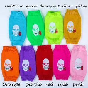 Manicotti in maglia colorata con ricamo di teschio e rosa, ideali per i costumi di Halloween.