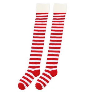 Calcetines de Navidad por encima de la rodilla a rayas rojas y blancas con piel sintética.