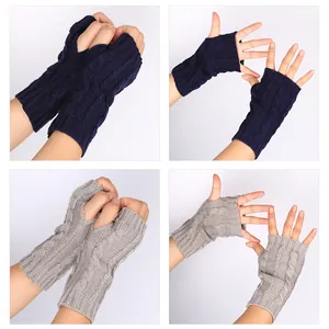 Vista dettagliata dei guanti senza dita in maglia a trecce blu navy e grigio caldo