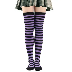 Chaussettes hautes à rayures violettes et noires pour déguisements de fête