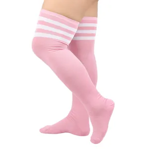 Detailansicht rosa Überkniestrümpfe in Übergröße mit klassischen weißen Streifen an Beinen