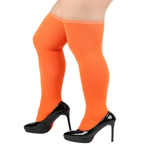 Leuchtend orangefarbene Overknee-Strümpfe in Übergröße für kurvige Frauen