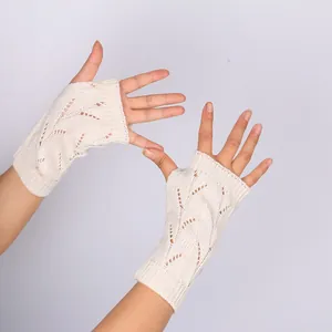 Élégantes mitaines en acrylique crème avec un magnifique motif de feuilles ajourées