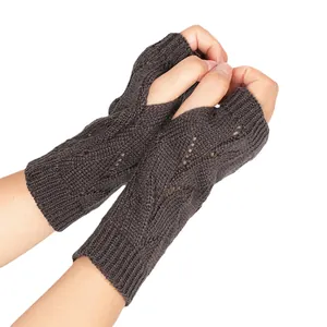 Gants élégants tricotés en acrylique marron foncé sans doigts avec motif ajouré stylé