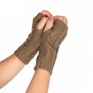 Guanti senza dita in maglia a trecce marrone caldo per comfort e libertà di movimento delle dita.