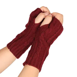 Eleganti guanti senza dita bordeaux con motivo a treccia per il calore invernale