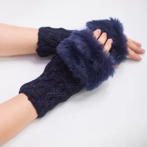 Détail macro de gants tricotés avec garniture en fausse fourrure bleu marine et fil brillant
