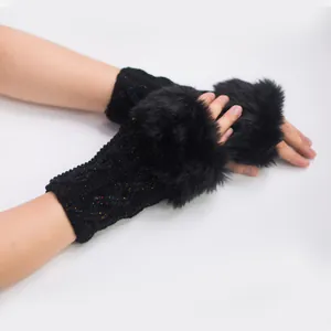 Détail des mitaines en tricot noir avec bordure en fausse fourrure et fil arc-en-ciel
