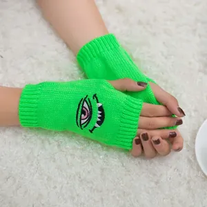 Detailansicht der neongrünen Harajuku-Strickhandschuhe mit Dämonenaugen-Stickerei