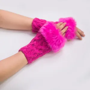 Gros plan de gants fuchsia en tricot sans doigts avec bordure élégante en fausse fourrure