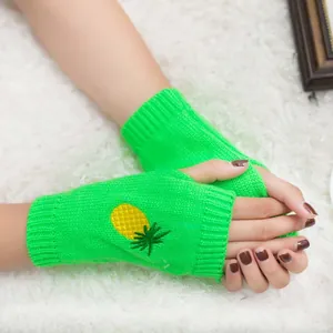 Belles mitaines en tricot vert fluo avec un motif d'ananas jaune brodé pour l'hiver