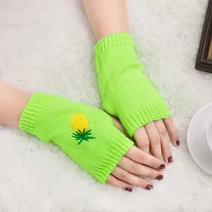 Vue détaillée de mitaines en tricot vert vif avec broderie d'ananas jaune vif