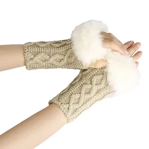 Vue détaillée des gants tricotés sans doigts kaki avec bordure en fausse fourrure blanche.