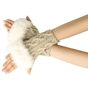 Vue détaillée des gants tricotés sans doigts beiges avec bordure en fausse fourrure