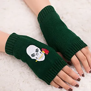 Guanti senza dita in maglia verde scuro con ricamo teschio e rosa per Halloween.