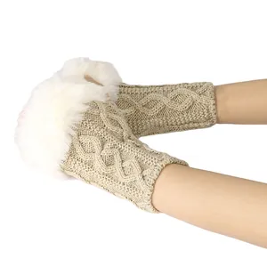 Détail de la maille torsadée et de la bordure en fausse fourrure blanche sur gants sans doigts