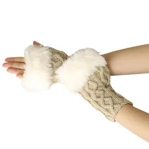Vue détaillée du motif en maille torsadée sur des gants sans doigts en fourrure