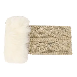 Détail d'une mitaine en maille torsadée beige avec revers en fausse fourrure blanche