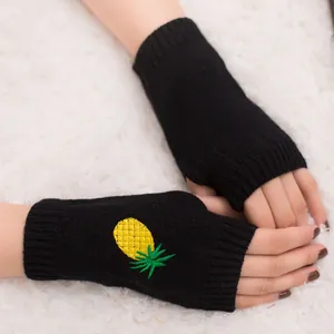 Mitaines tricotées noires avec broderie ananas pour la chaleur hivernale.