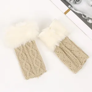 Vue détaillée des gants sans doigts en tricot beige avec bordure en fausse fourrure.