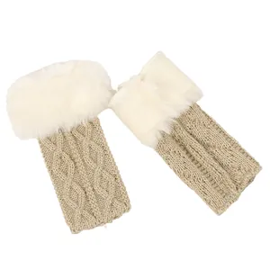 Gros plan sur les gants beiges en tricot avec bordure en fausse fourrure blanche