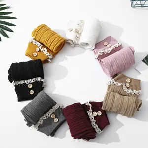 Chaussettes en tricot de plusieurs couleurs avec bordure en dentelle et boutons en bois