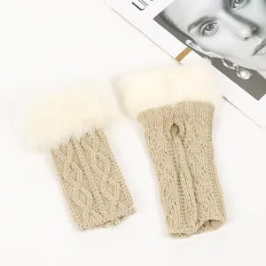 Détail de mitaines en tricot torsadé beige avec bordure luxueuse en fausse fourrure.