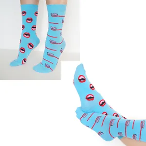 Hellblaue Baumwollsocken mit verspielten roten Lippen- und Zahnbürstenmustern.