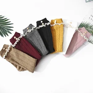 Plusieurs couleurs de chaussettes en maille avec bordure en dentelle et boutons en bois vintage