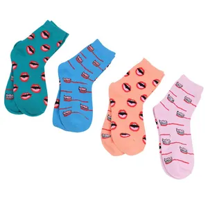 Detailansicht von vier Paar Socken mit Lippen- und Zahnbürstenmustern in verschiedenen Farben.